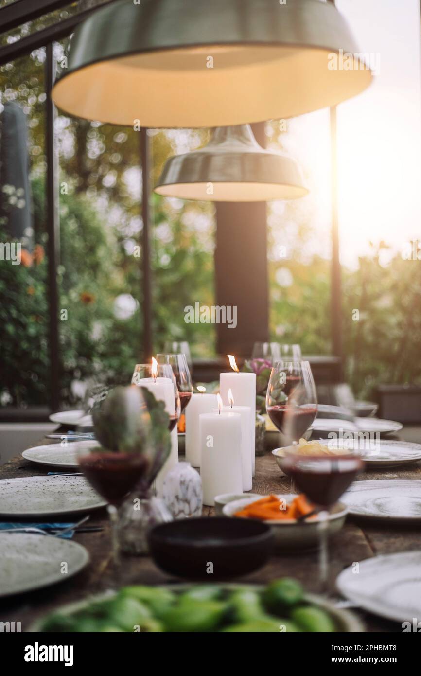 Das Abendessen wurde für die Party auf dem Esstisch vorbereitet Stockfoto