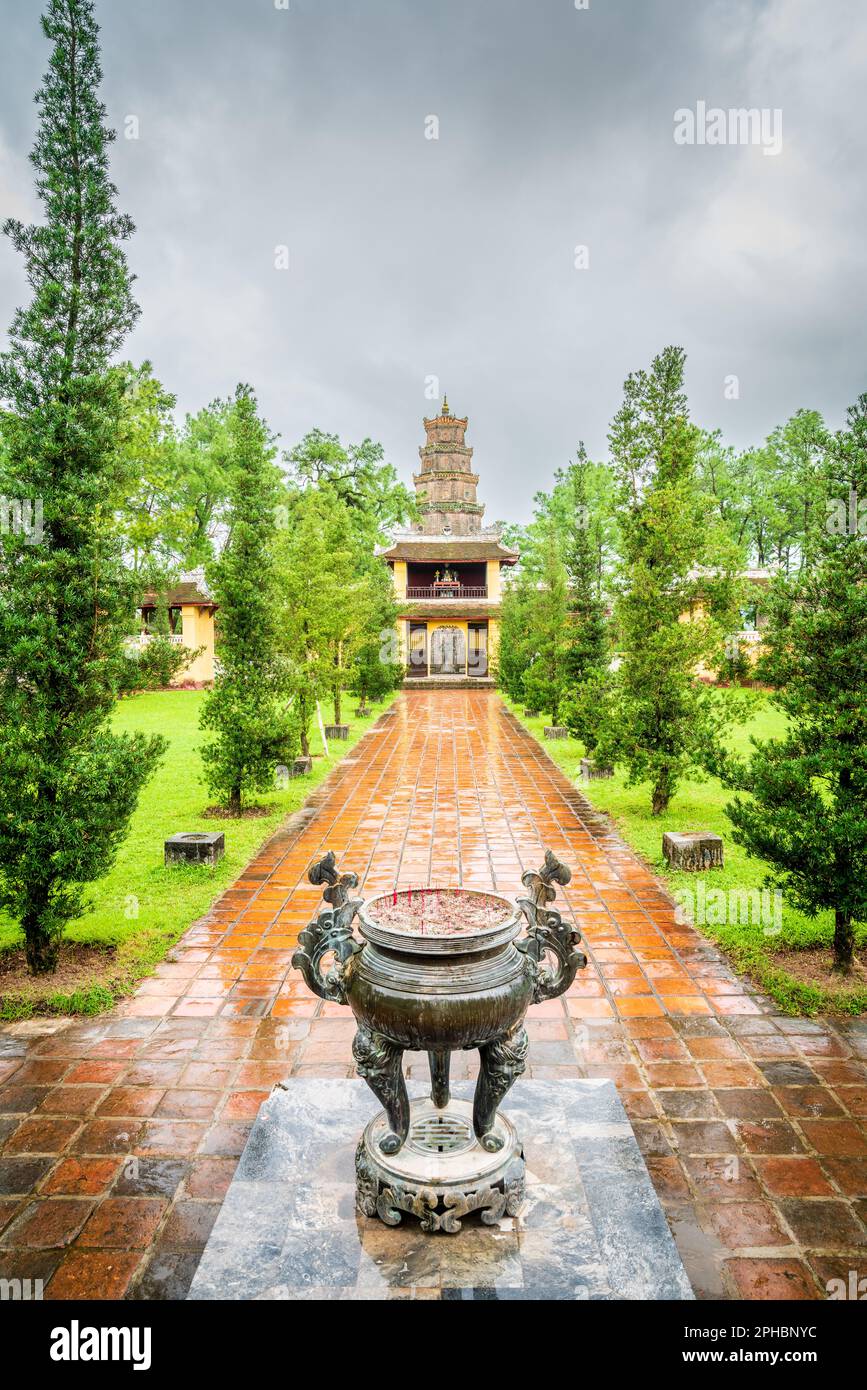 Blick auf eine siebenstöckige Pagode im Thien Mu Tempel in Hue, Vietnam Stockfoto