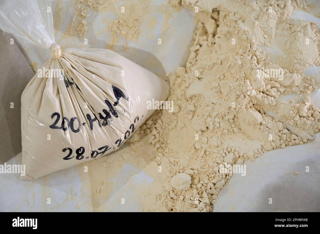 SERBIEN, Region Vojvodina, GVO-freie Verarbeitung und Handel mit Sojabohnen, Bankom Ölmühle, Sojabohnenmehl / SERBIEN, Region Vojvodina, Initiative DonauSoja, Soja Verarbeitung und Handel, Ölmühle Bankom in Obrenovac, Sojamehl in Säcken Stockfoto