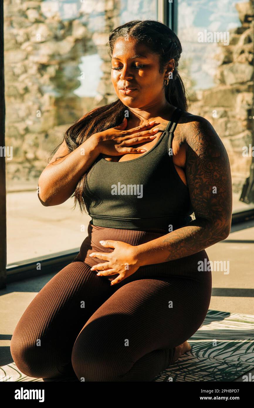 Eine Frau, die im Unterricht Atemübungen im Rückzugszentrum macht Stockfoto