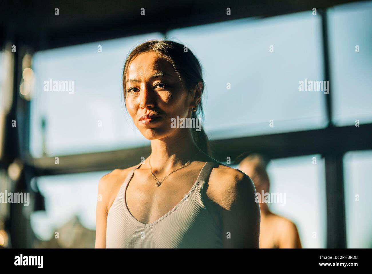 Porträt einer jungen Frau im Yoga-Kurs im Rückzugszentrum Stockfoto