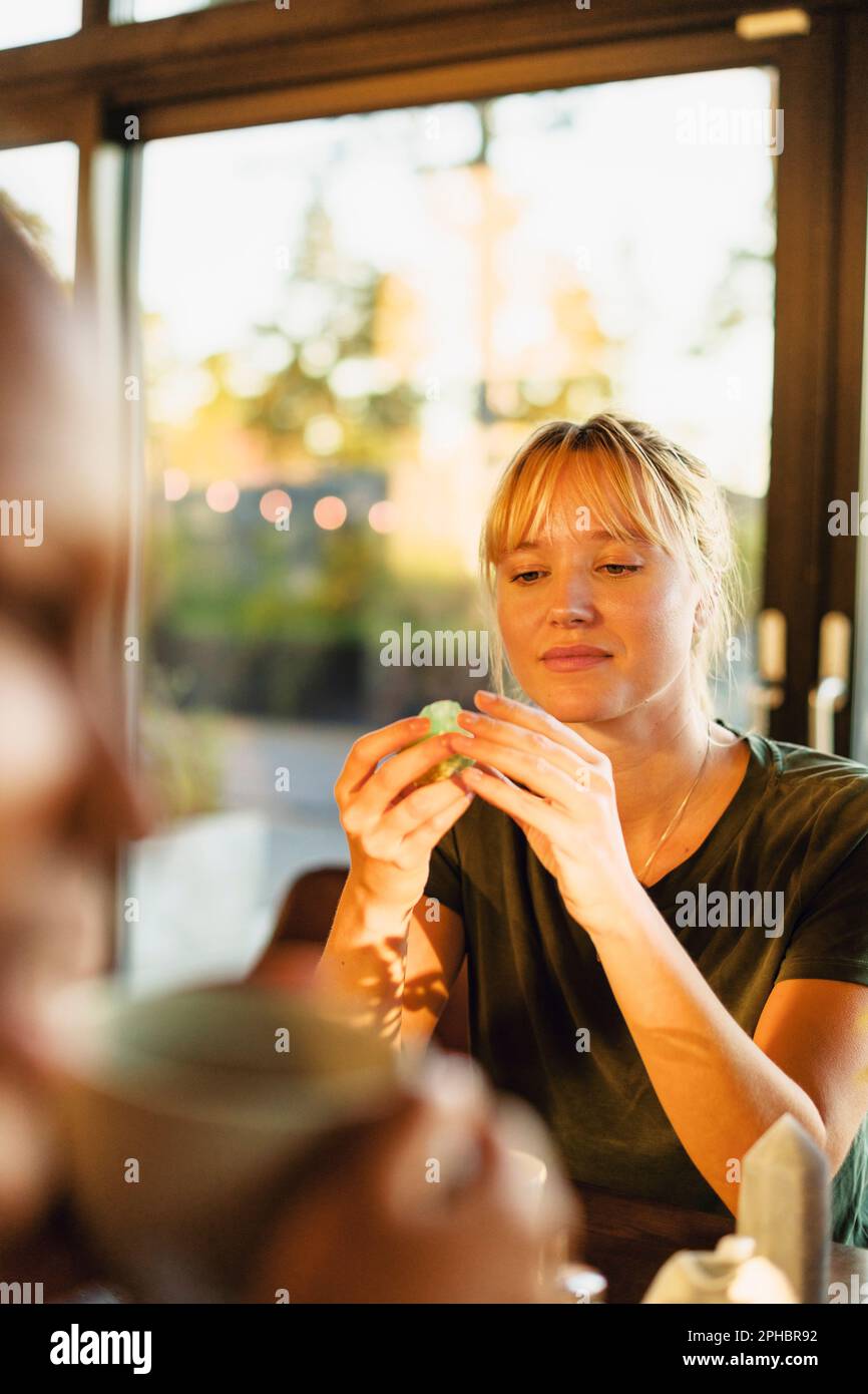 Frau analysiert Kristall im Rückzugszentrum Stockfoto