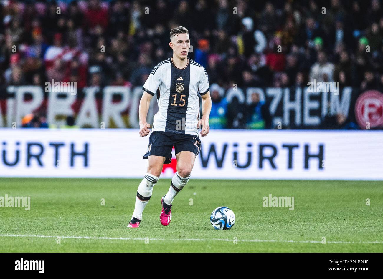 Mainz, Mewa-Arena, 25.03.23: Nico Schlotterbeck aus Deutschland läuft mit dem Ball während des Freundschaftsspiels zwischen Deutschland und Peru. Stockfoto