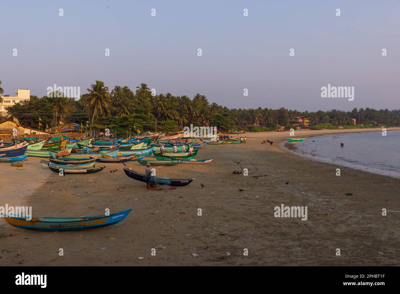 Fischerboote am Strand von Murudeshwar (Karnataka, Indien) Stockfoto