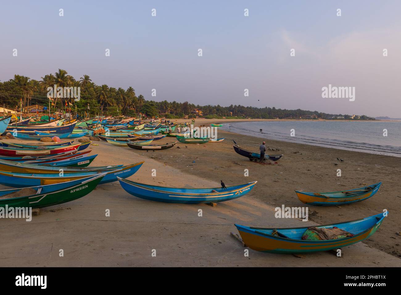 Fischerboote am Strand von Murudeshwar (Karnataka, Indien) Stockfoto