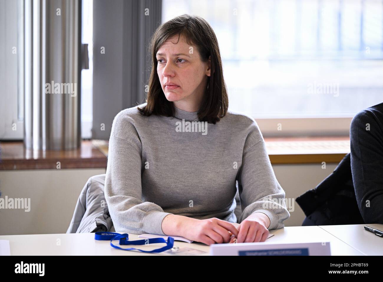 Brüssel, Belgien. 27. März 2023. Mega Legal and Regulatory Director Stephanie Schildermans bei der Vorstellung und Unterzeichnung des Verhaltenskodex für den Schutz von Selbstständigen und KMU auf dem Strom- und Gasmarkt durch Minister Clarinval und die Geschäftsführer der wichtigsten Energieversorger des Landes am Montag, den 27. März 2023 in Brüssel. Dieser Verhaltenskodex zielt auf mehr Transparenz und Schutz für Selbstständige und KMU auf dem Strom- und Gasmarkt ab. BELGA FOTO LAURIE DIEFFEMBACQ Kredit: Belga News Agency/Alamy Live News Stockfoto