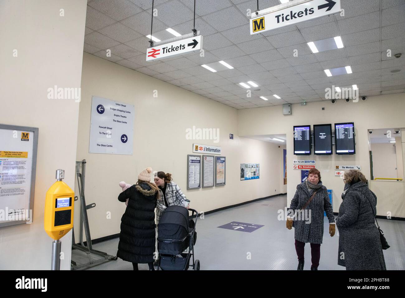 Die Metrostation Tyne and Wear (Sunderland Station) in der Stadt Sunderland. Im Mai 2024 soll ein neuer regionaler Bürgermeister im Rahmen eines Dezentralisierungsvertrags für den Nordosten im Wert von 4,2bn Mio GBP gewählt werden. Die Galionsfigur würde eine gemeinsame Bürgermeisterschaft anführen, die sich über Northumberland, Tyne und Wear und County Durham erstreckt. Der derzeitige Bürgermeister im Norden von Tyne ist Jamie Driscoll. Stockfoto