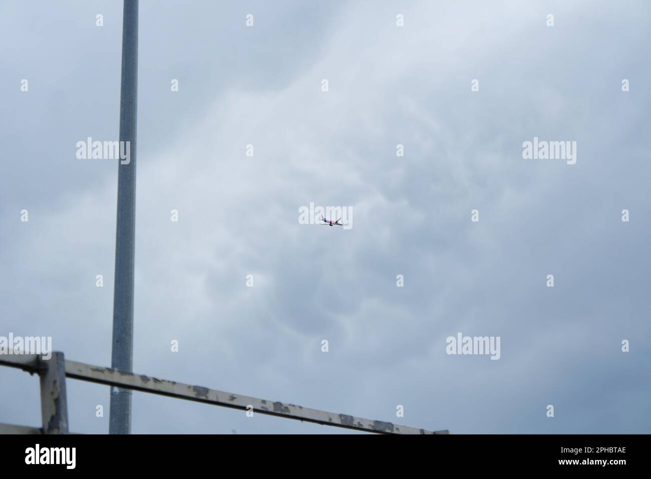 Ein Flugzeug ist gerade vom Flughafen London Luton in England gestartet