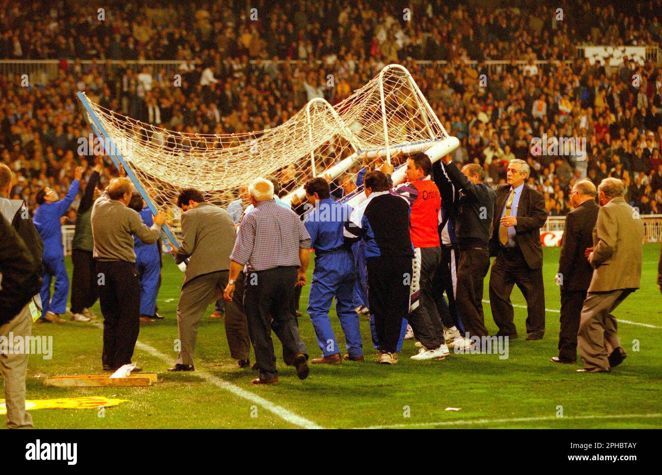 Dortmund, Deutschland. 05. Okt. 2007. firo. 04/01/1998 Fußball: Halbfinale der Champions League 04/01/1998 Real Madrid – BVB Borussia Dortmund 2:0 Torsprung vor dem Spiel brach ein Tor zusammen und die Stewards brauchten lange, um ein Ersatztor zu erreichen. Es gelten unsere allgemeinen Geschäftsbedingungen, die unter www.firosportphoto. De Copyright by firo sportphoto: Pfefferackerstr eingesehen werden können. 2A 45894 G e ls enkirchen www.firosportphoto.de mail@firosportphoto.de V olksba nk B ochu mW itten BLZ.: 430 601 29 Kt. Nr.: 341 117 100 Tel.: 0209 - 9304402 Fax: 0209 - 9304443 Kredit: dpa/Alamy Live News Stockfoto