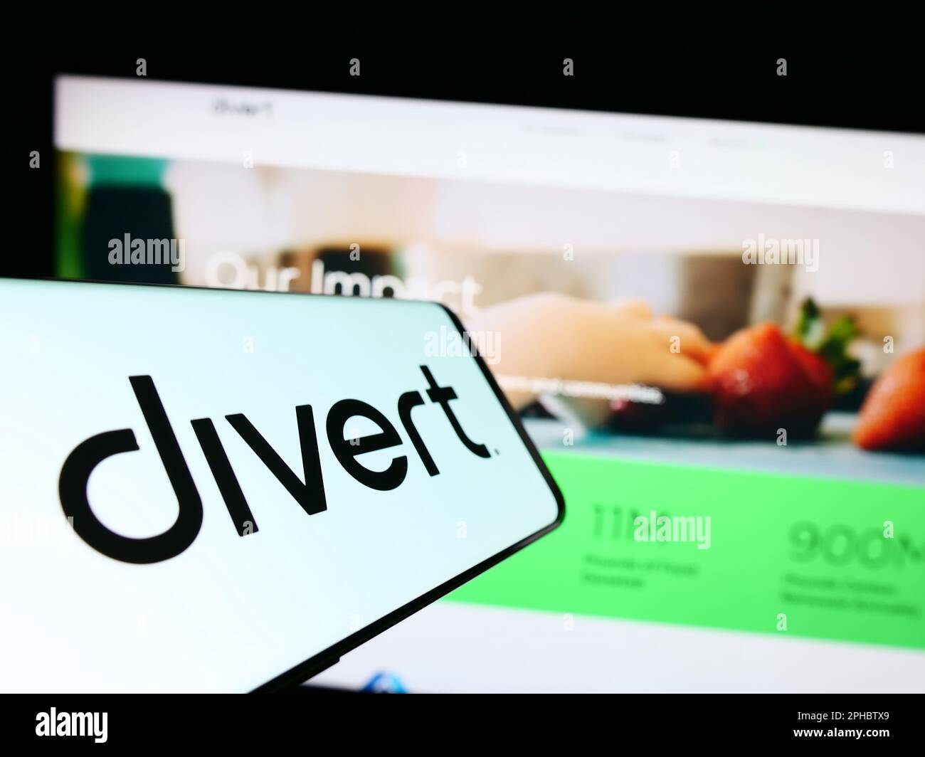 Smartphone mit Logo des amerikanischen Lebensmittelunternehmens Divert Inc. Auf dem Bildschirm vor der Unternehmenswebsite. Konzentrieren Sie sich auf die Mitte des Telefondisplays. Stockfoto