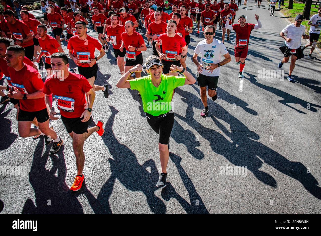 Madrid, Spanien. 26. März 2023. Ein Läufer macht eine Geste der Stärke unter den Teilnehmern entlang des Paseo del Prado während des Madrider Marathons. 19.000 Läufer versammelten sich am Sonntag, dem 26. März, in der 22. Ausgabe des Marathons in Madrid.Menschen aus 90 Nationalitäten haben teilgenommen, von denen 23 % Frauen sind und 30 % der Sportler aus Ländern außerhalb der spanischen Hauptstadt kommen. Kredit: SOPA Images Limited/Alamy Live News Stockfoto