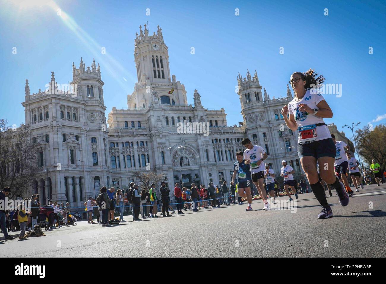 Madrid, Spanien. 26. März 2023. Während des Madrider Marathons überquert ein Läufer die Plaza de Cibeles vor dem Rathauspalast. 19.000 Läufer versammelten sich am Sonntag, dem 26. März, in der 22. Ausgabe des Marathons in Madrid.Menschen aus 90 Nationalitäten haben teilgenommen, von denen 23 % Frauen sind und 30 % der Sportler aus Ländern außerhalb der spanischen Hauptstadt kommen. Kredit: SOPA Images Limited/Alamy Live News Stockfoto