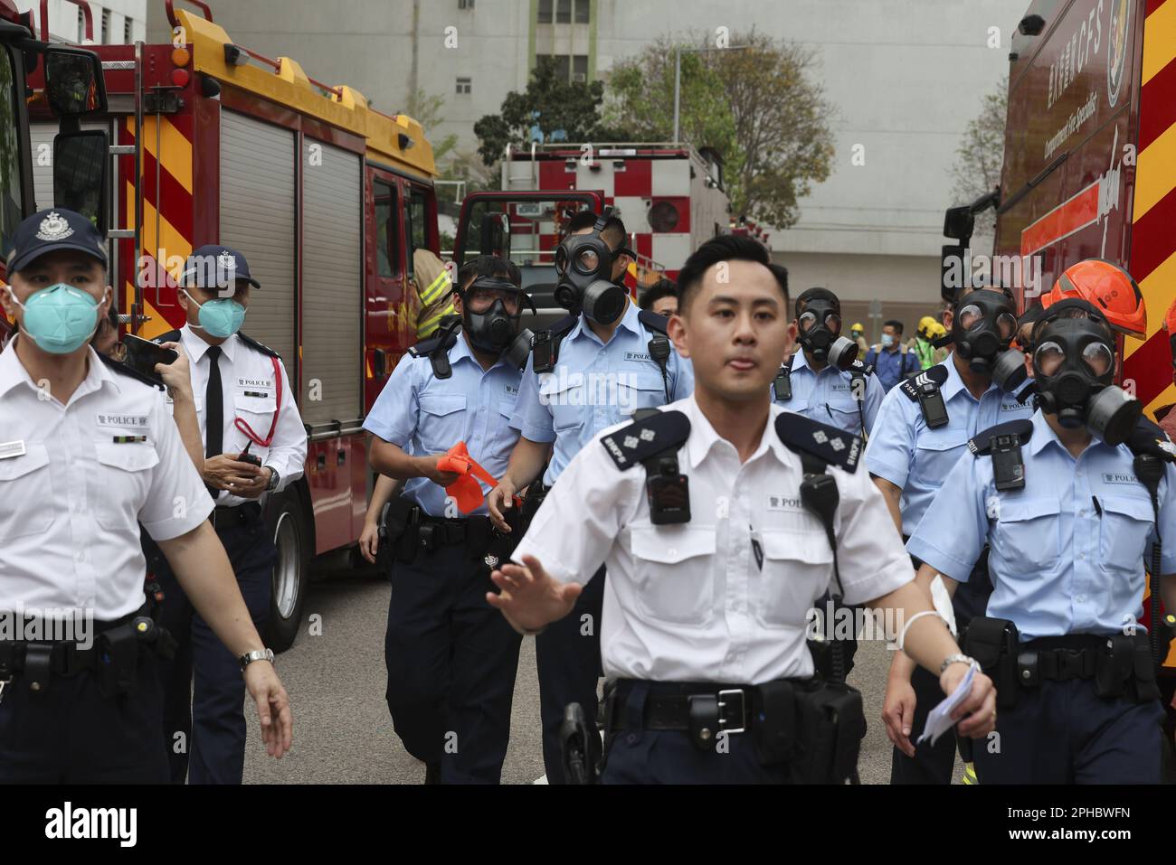 Feuerwehrleute am Ort eines Kühllagers in Cheung Sha Wan. Am Nachmittag brach am Yuen Fat Wharf & Godown-Gebäude in der Fat Cheung Street ein Alarmsignal Nr. 3 aus, und am 24. März 2023 wurde aus dem zweiten und dritten Stock des Gebäudes dichter Rauch herausgeschleudert. 24MAR23 SCMP/Yik Yeung-man Stockfoto