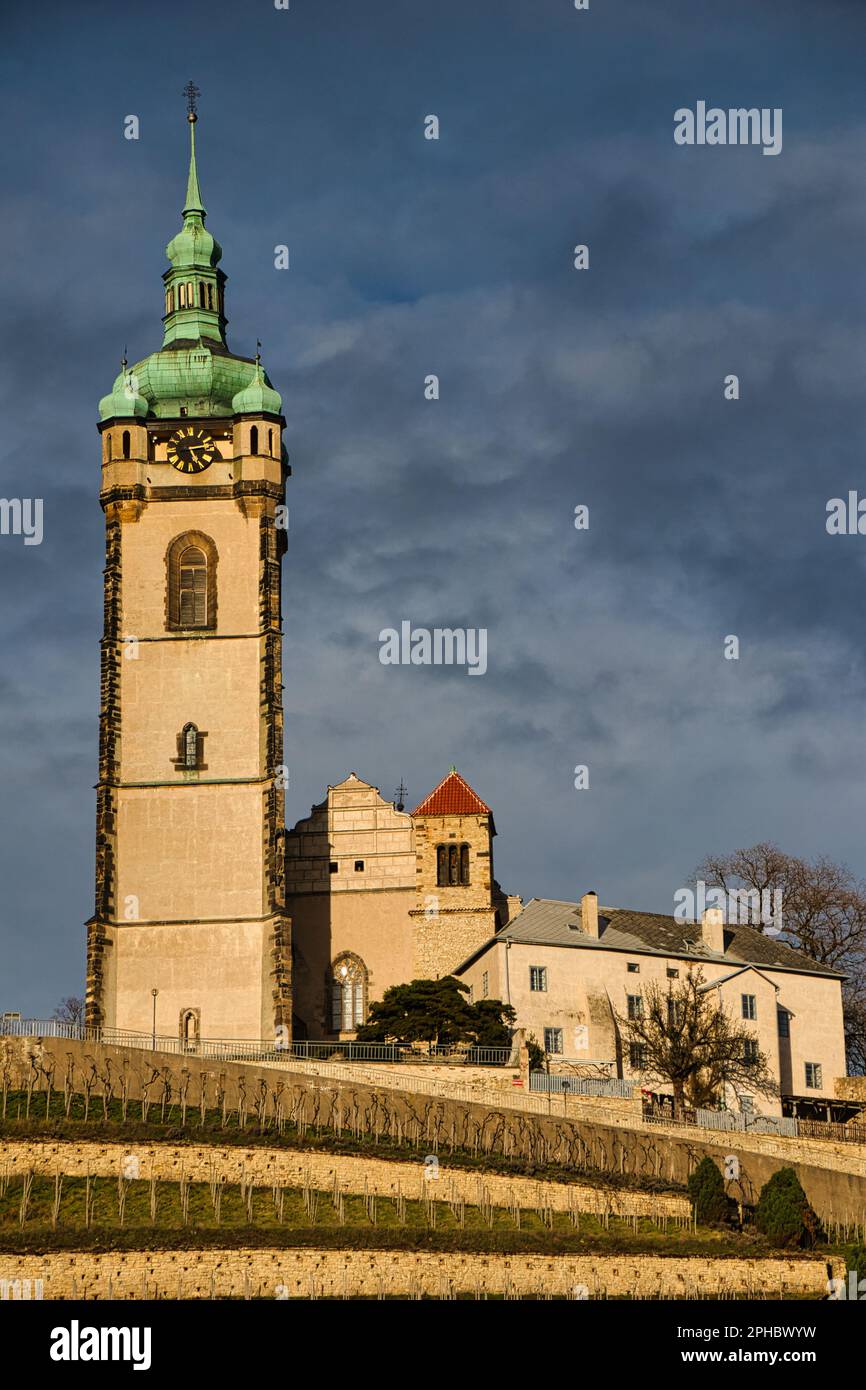 Chateau Melnik im Frühling auf dem Hügel über dem Zusammenfluss von Labe und Moldau, Tschechische Republik. Stockfoto