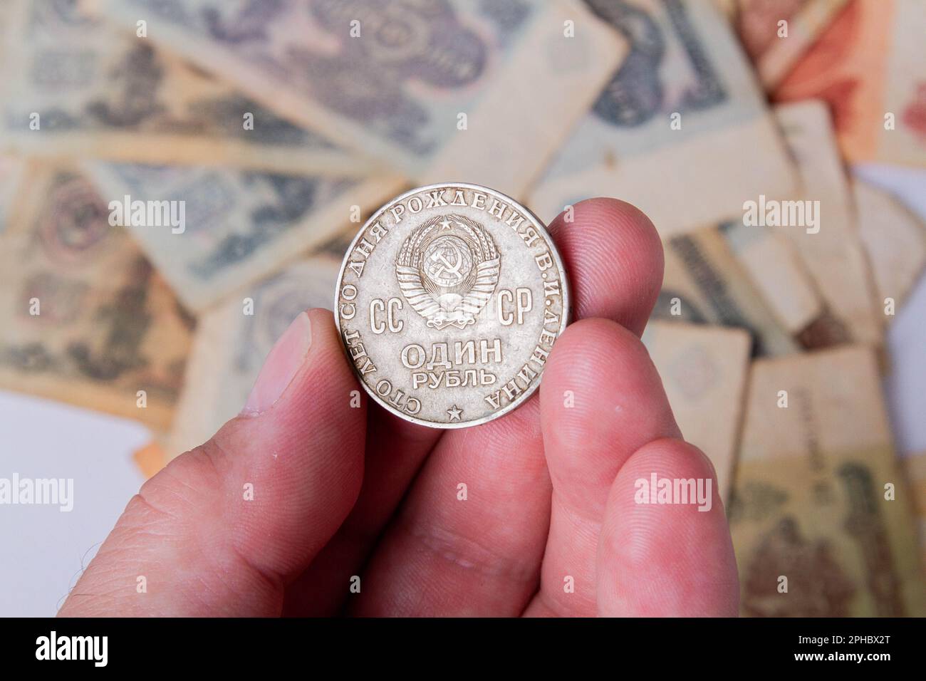 Sowjetische Münze mit Lenin. Zahlung in Rubel. Verkauf von Rubel. Die russische Währung wird an der Börse stärker. Stockfoto