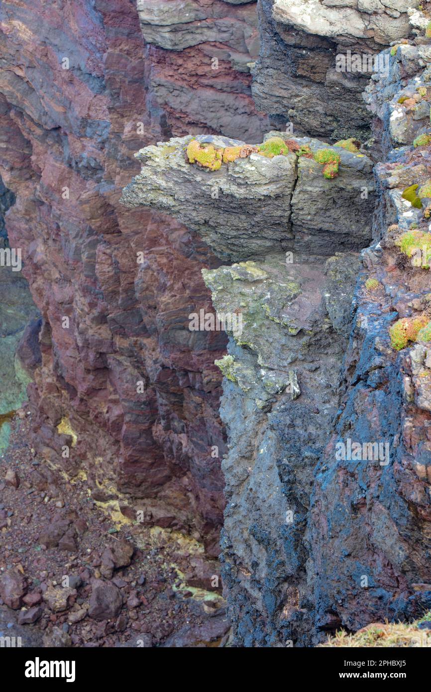 Eine Wanderung zum Grind o da Navir - das Tor zum Meer, außer dass das Meer die Tür eingetreten hat, um ein großes, wellengeschliffenes Amphitheater und einen Sturmstrand zu bilden. Stockfoto