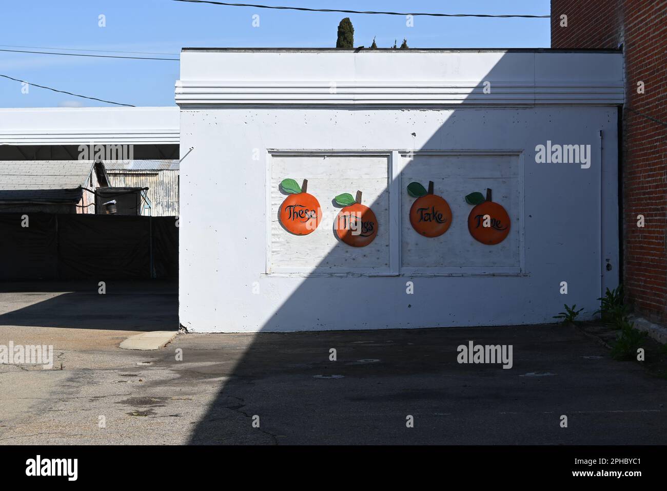 ORANGE, KALIFORNIEN - 24. MÄRZ 2023: Diese Dinge brauchen Zeit Schild, Old Towne Orange, an einer alten verlassenen Tankstelle auf der Chapman Avenue. Stockfoto