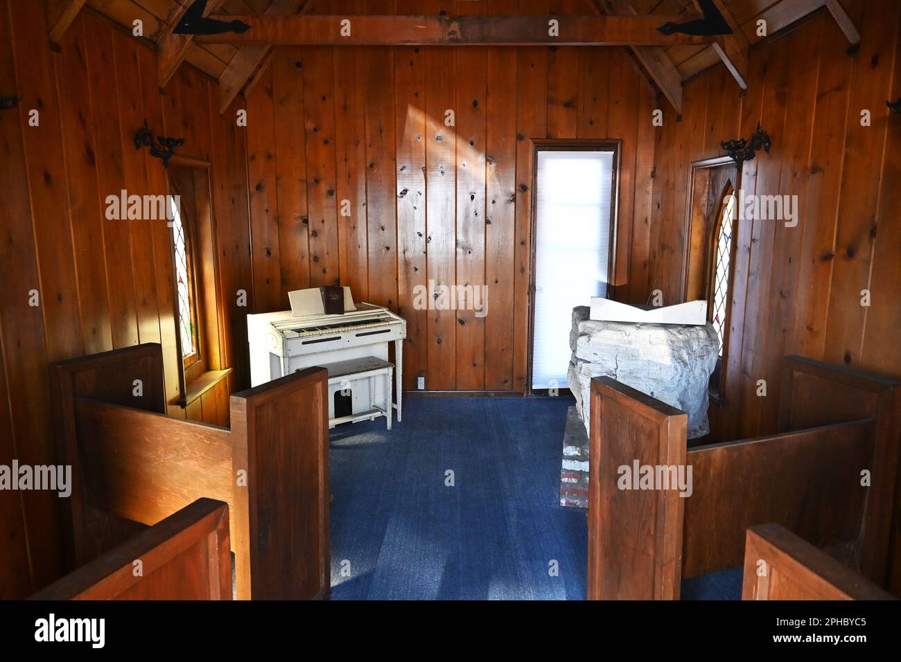 TUSTIN, KALIFORNIEN - 26. MÄRZ 2023: Das Innere der Little Tree Church (auch bekannt als Tiny Church) ist eine Kapelle mit acht Sitzplätzen auf dem Parkplatz von Jamestown Village Stockfoto