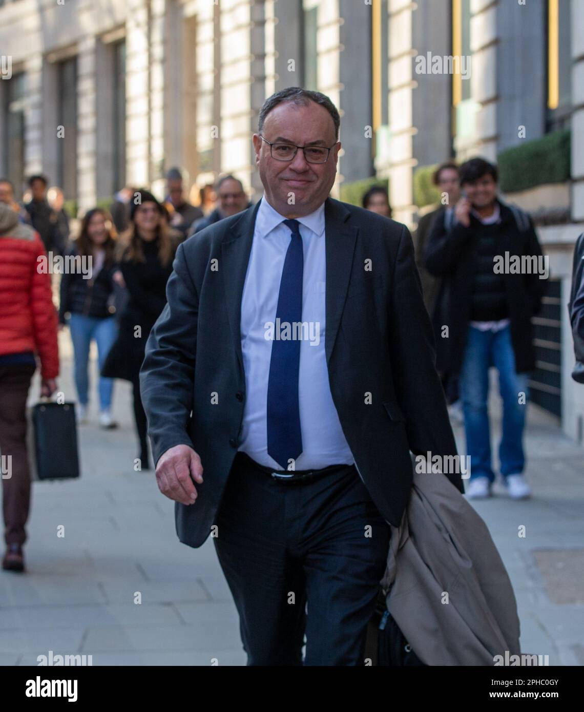 London, England, Großbritannien. 27. März 2023. Gouverneur der Bank of England ANDREW BAILEY kommt vor einer Rede an der London School of Economics (LSE) an. (Kreditbild: © Tayfun Salci/ZUMA Press Wire) NUR REDAKTIONELLE VERWENDUNG! Nicht für den kommerziellen GEBRAUCH! Kredit: ZUMA Press, Inc./Alamy Live News Stockfoto