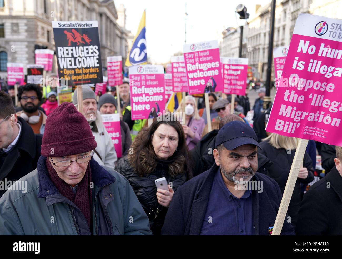 Demonstranten protestieren gegen das Gesetz über illegale Migration am Parliament Square in London. Die umstrittene Gesetzgebung, die Migranten, die den Ärmelkanal in kleinen Booten überqueren, stoppen sollte, kehrt am Montag zur Ausschussbühne ins Unterhaus zurück. Foto: Montag, 27. März 2023. Stockfoto
