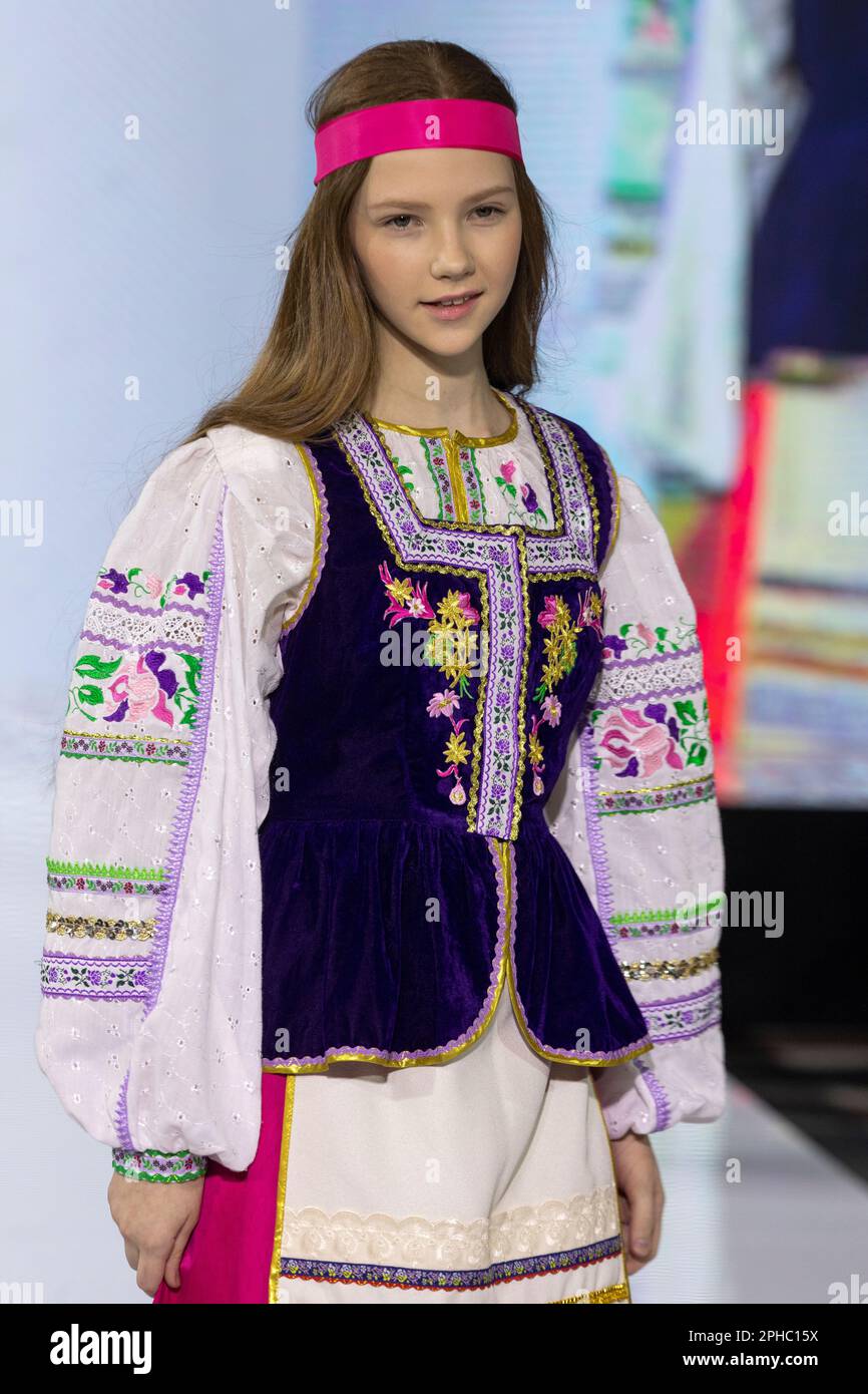 Moskau, Russland. 26. März 2023. Models präsentieren Nationalkostüme auf einem Laufsteg als Teil der Show „Edges of the World“ auf dem Kids Fashion Week Kindermodefestival im Central Children's Store auf Lubjanka in Moskau, Russland Stockfoto