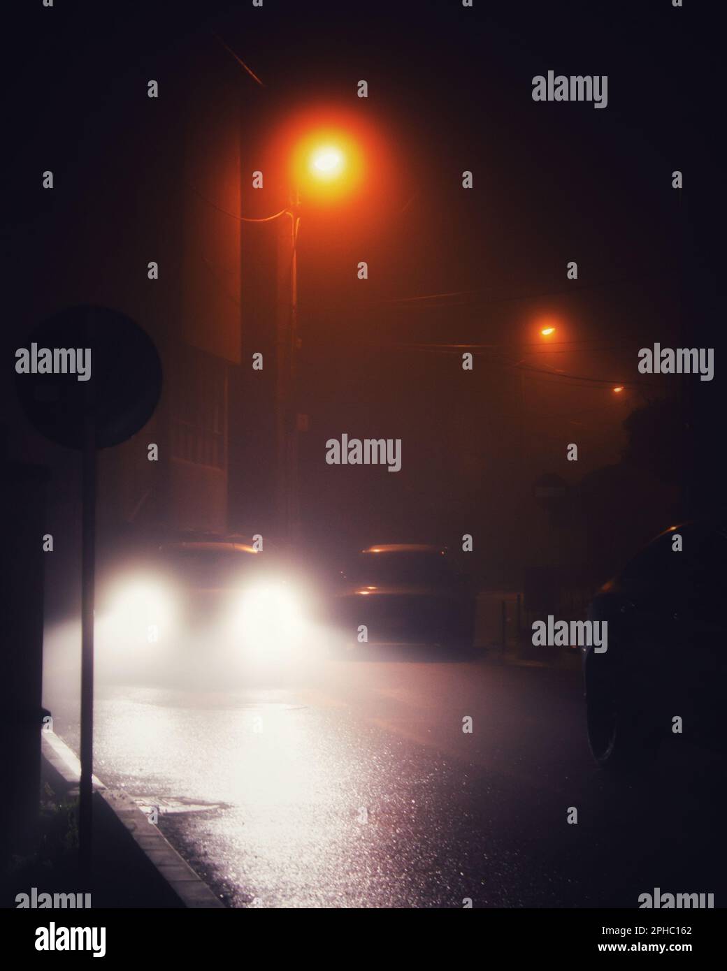 Kinolichter im Nebel der Nacht. Stockfoto