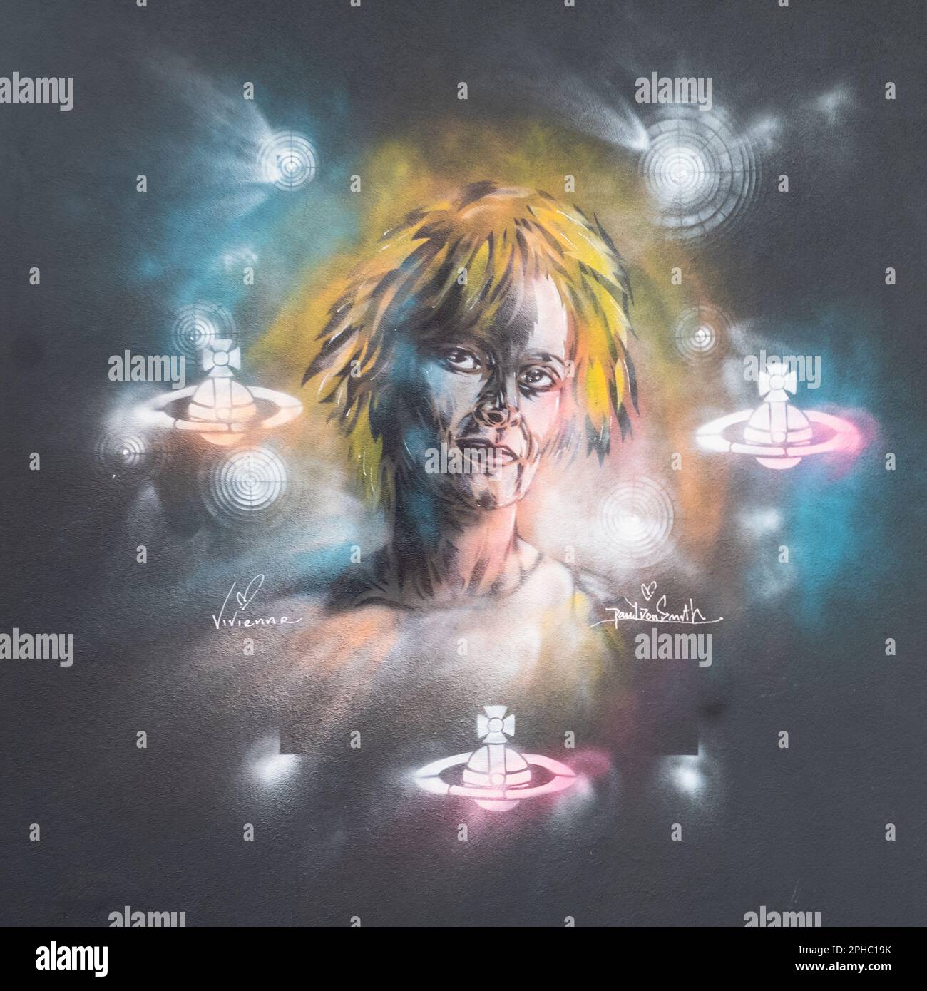 Street Art zeigt die Punkfigur Vivienne Westwood vom Künstler Paul Don Smith an einer Wand in World's End, an der Kings Road, London, Großbritannien. Stockfoto