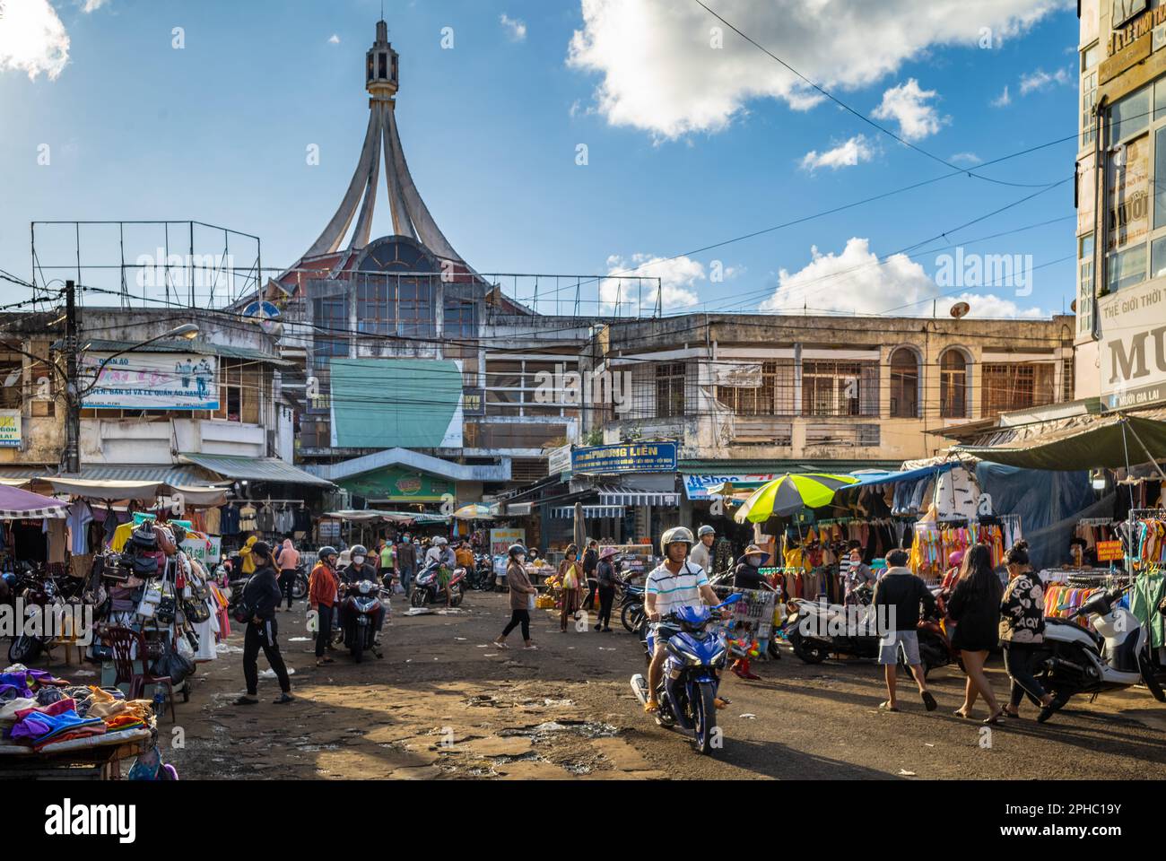 Ein allgemeiner Blick auf die Käufer auf dem Central Market in Pleiku, im zentralen Hochland von Vietnam. Stockfoto