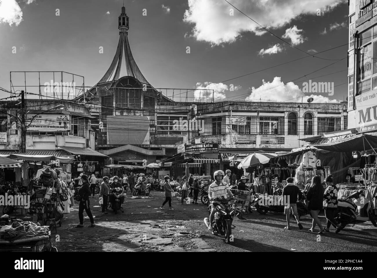Ein allgemeiner Blick auf die Käufer auf dem Central Market in Pleiku, im zentralen Hochland von Vietnam. Stockfoto