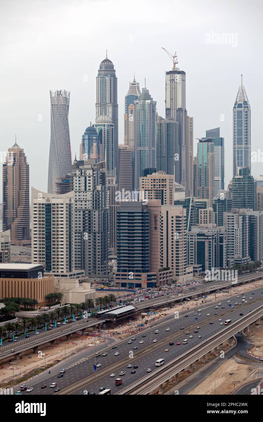 Dubai, Vereinigte Arabische Emirate - 22. März 2014: Wolkenkratzer an der Dubai Marina, die Hauptstraße und die Dubai Metro-Linie passieren direkt davor. Stockfoto