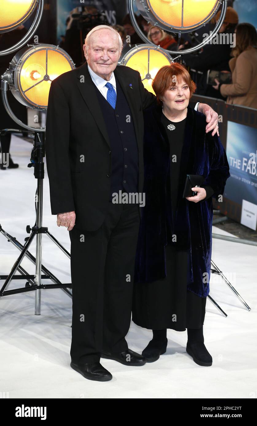 Julian Glover und Isla Blair nehmen an der britischen Premiere von „The Fabelmans“ im Curzon Mayfair in London Teil. Stockfoto