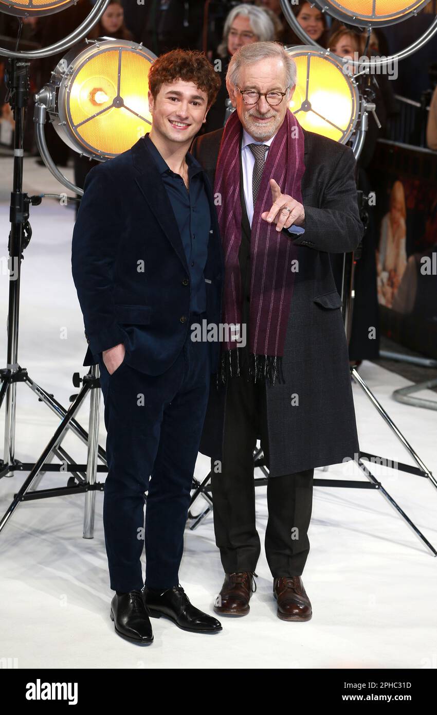 Gabriel LaBelle und Steven Spielberg nehmen an der britischen Premiere von „The Fabelmans“ auf der Curzon Mayfair in London Teil. Stockfoto
