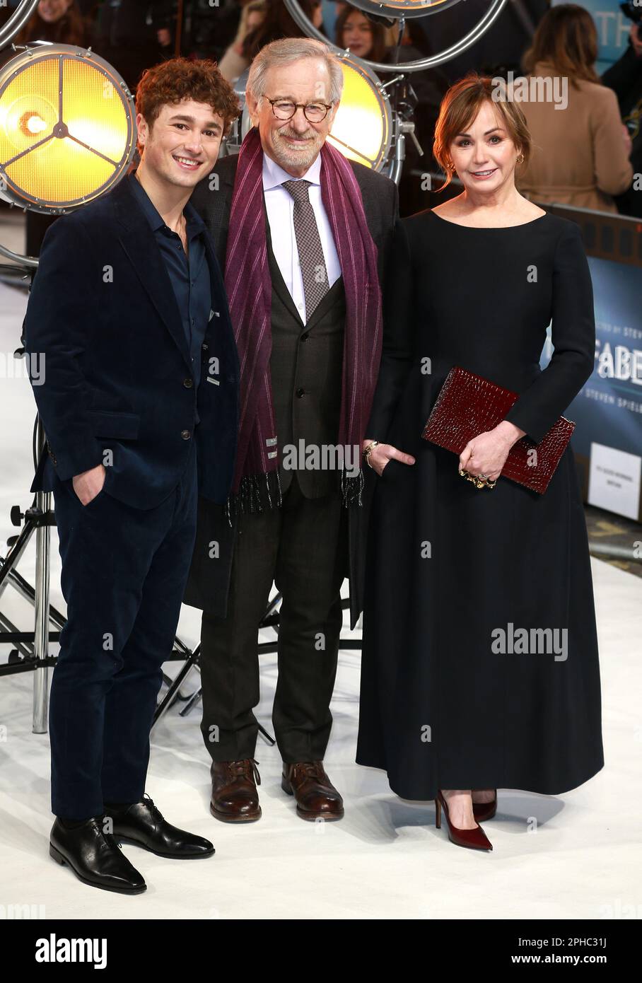 Gabriel LaBelle, Steven Spielberg und Kristie Macosko Krieger nehmen an der britischen Premiere von „The Fabelmans“ auf der Curzon Mayfair in London Teil. Stockfoto
