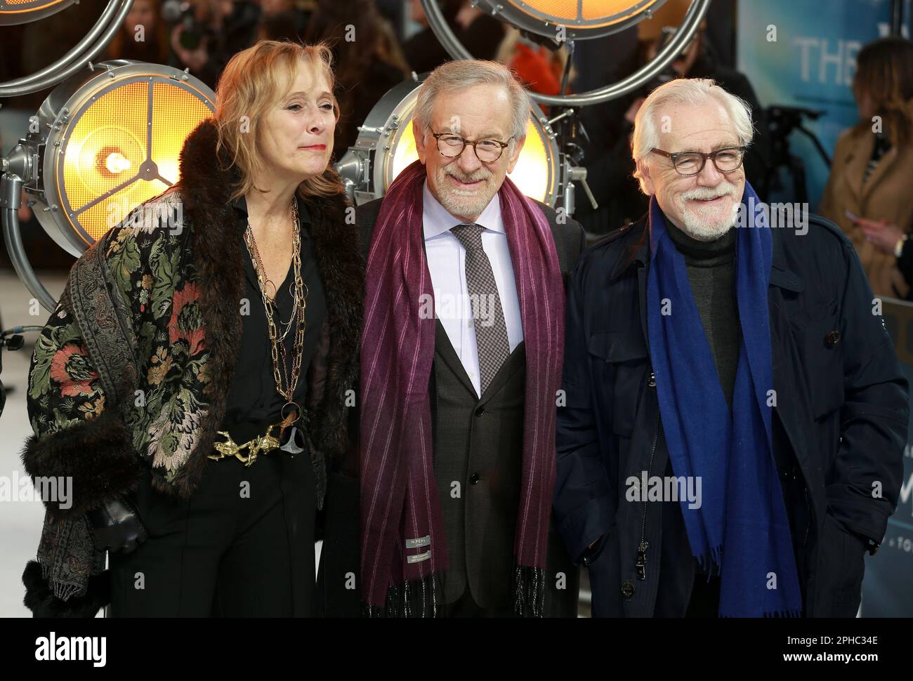 Caroline Goodall, Steven Spielberg und Brian Cox nehmen an der britischen Premiere von „The Fabelmans“ auf der Curzon Mayfair in London Teil. Stockfoto
