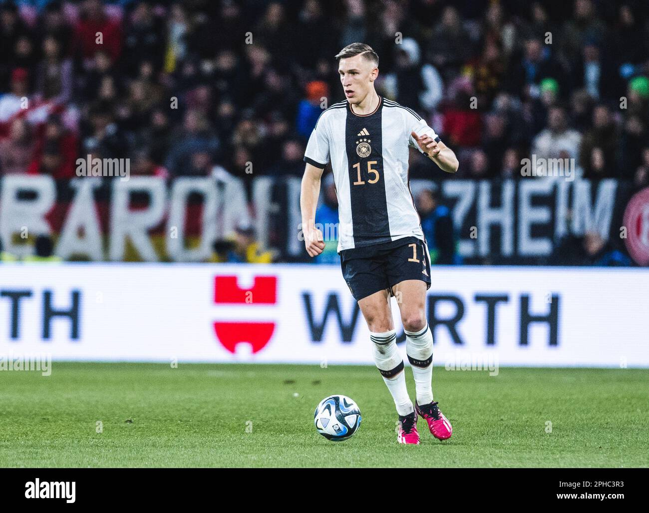 Mainz, Mewa-Arena, 25.03.23: Nico Schlotterbeck aus Deutschland läuft mit dem Ball während des Freundschaftsspiels zwischen Deutschland und Peru. Stockfoto