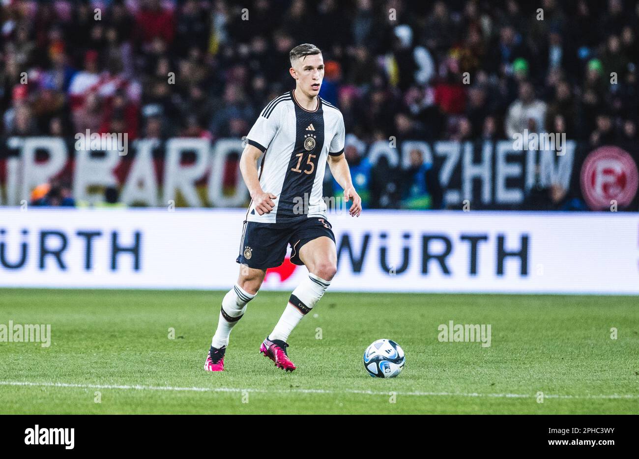 Mainz, Mewa-Arena, 25.03.23: Nico Schlotterbeck aus Deutschland läuft mit dem Ball während des Freundschaftsspiels zwischen Deutschland und Peru. Stockfoto