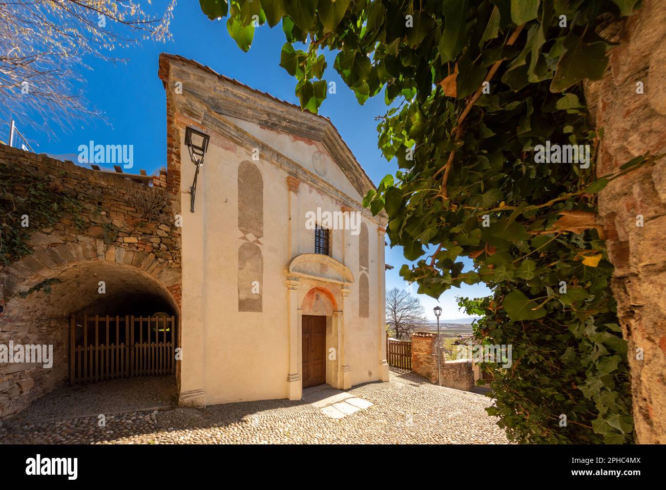 Manta, Cuneo, Piemont, Italien 27. März 2023 Die antike Pfarrkirche