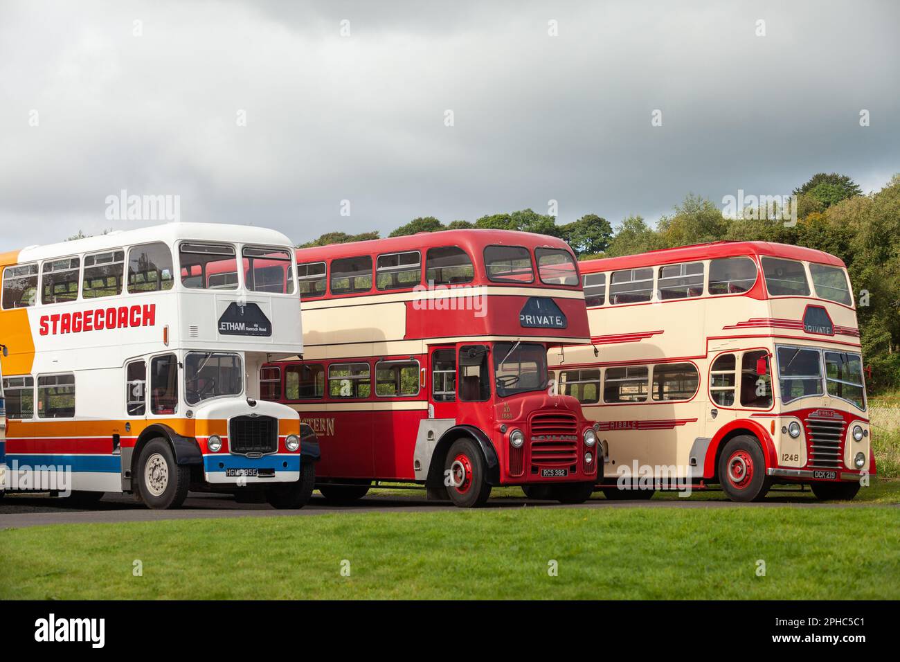 Klassische Oldtimer-Busse im Vintage Bus Museum in Fife Stockfoto