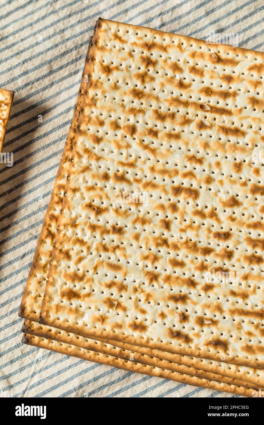 Hausgemachtes jüdisches Matzah Fladenbrot, fertig zum Essen Stockfoto