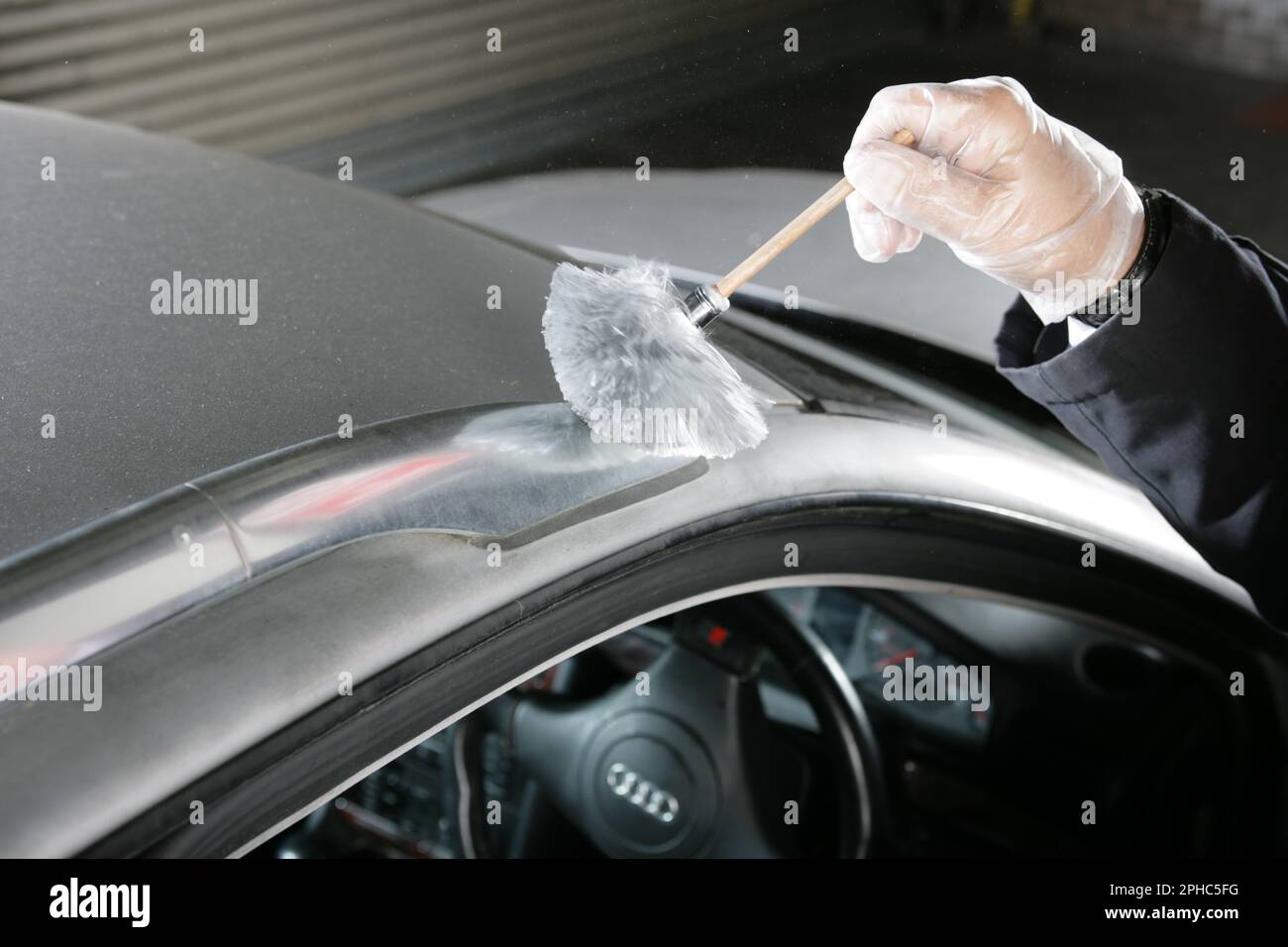 Fingerabdrücke auf einem Auto abstauben. Stockfoto