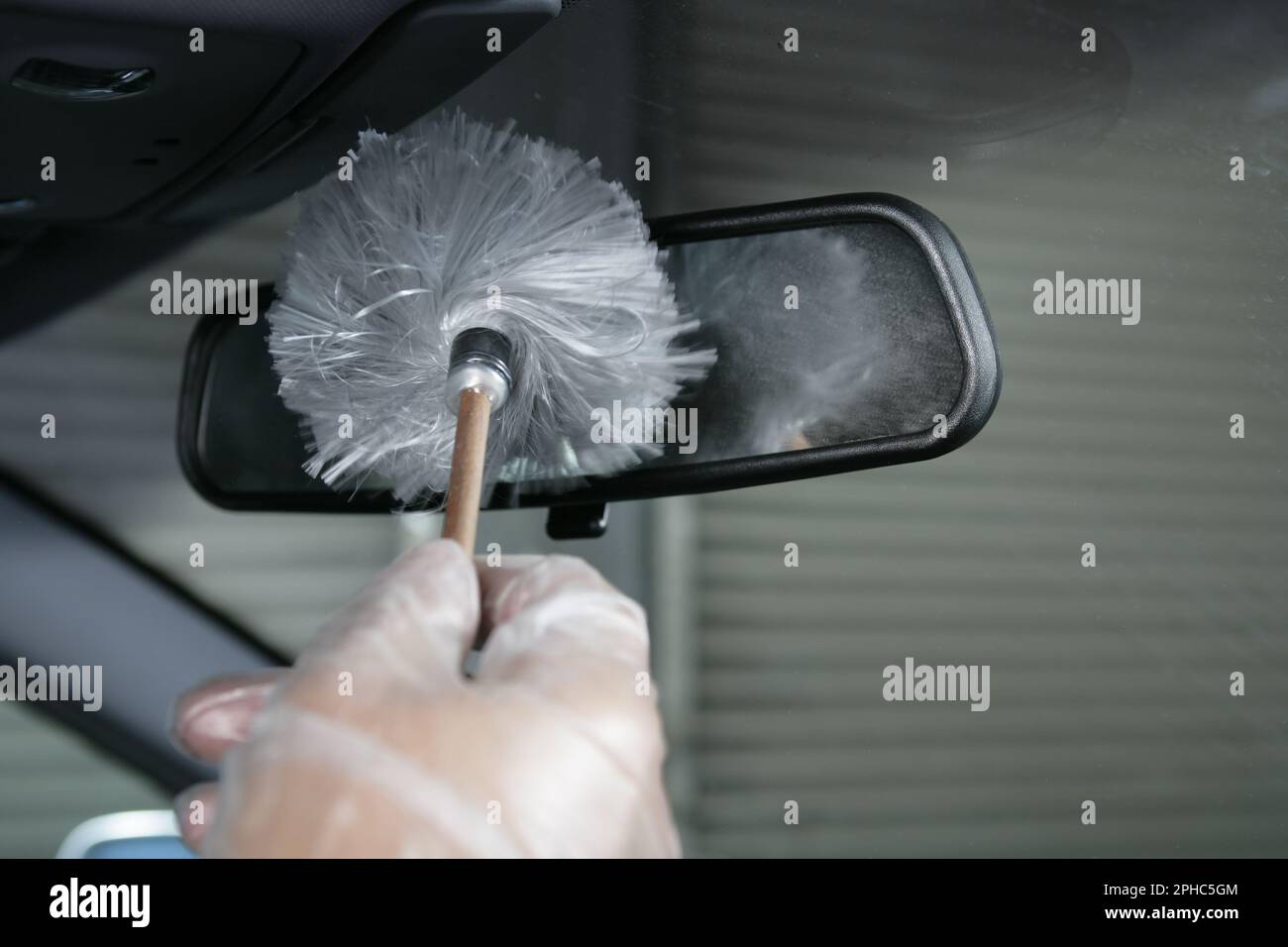 Fingerabdrücke auf einem Auto abstauben. Stockfoto