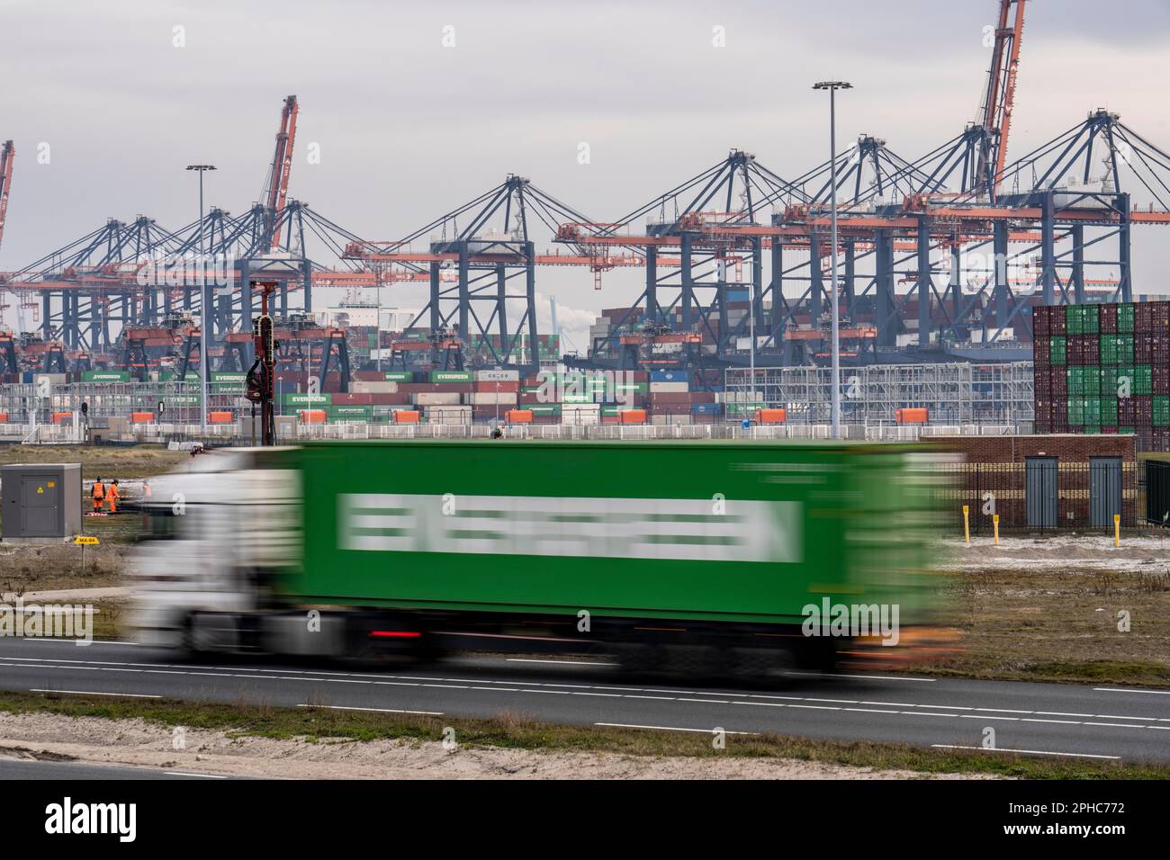 Containerlaster, der Container zum Euromax Container Terminal, dem Hafen von Rotterdam, Niederlande, Hochseehafen Maasvlakte 2, auf einem man-ma bringt Stockfoto