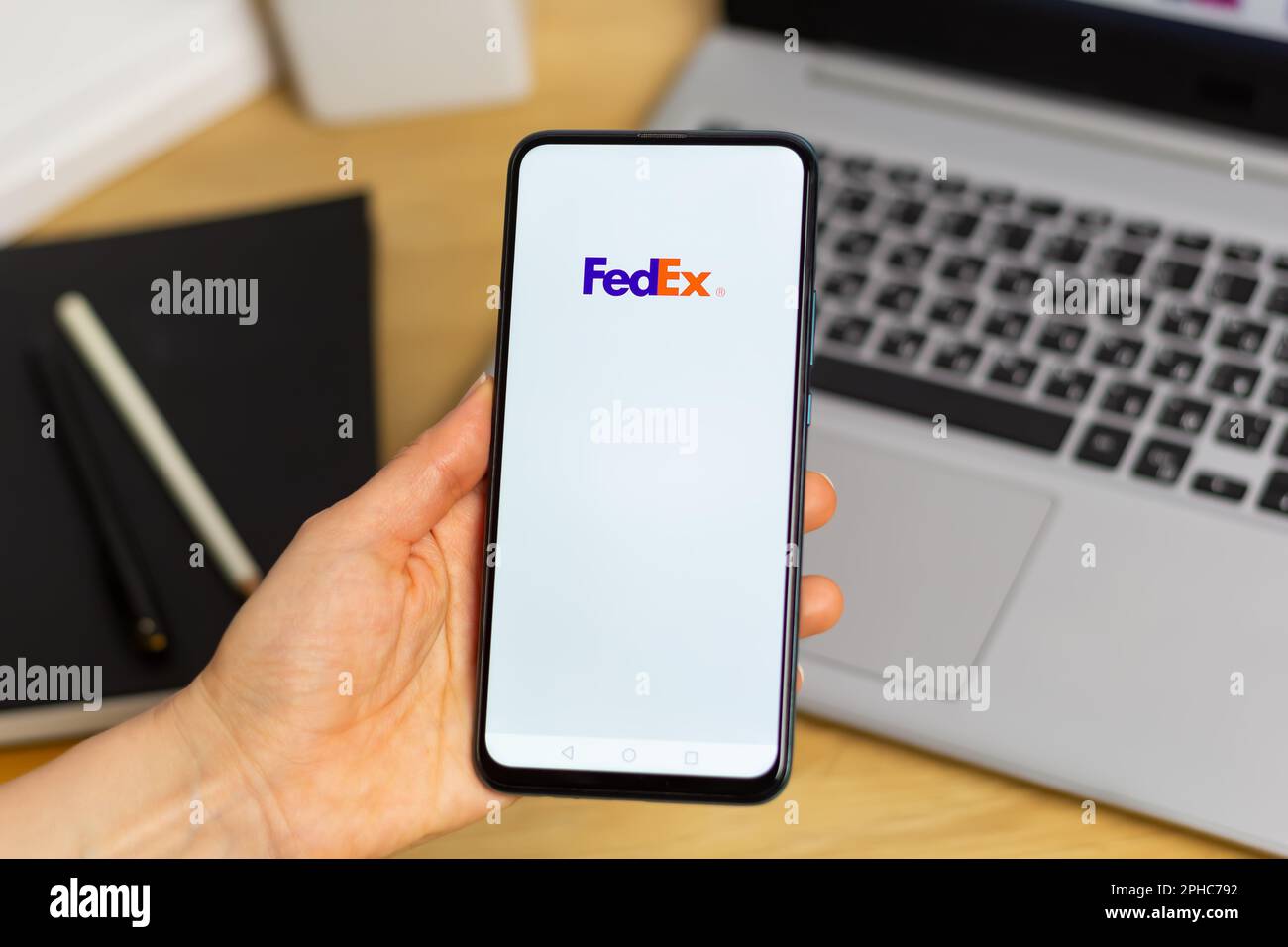 Kiew, Ukraine – 20. März 2023: FedEx-Logo auf dem Telefonbildschirm, Post- und Kurierlogistik. Stockfoto