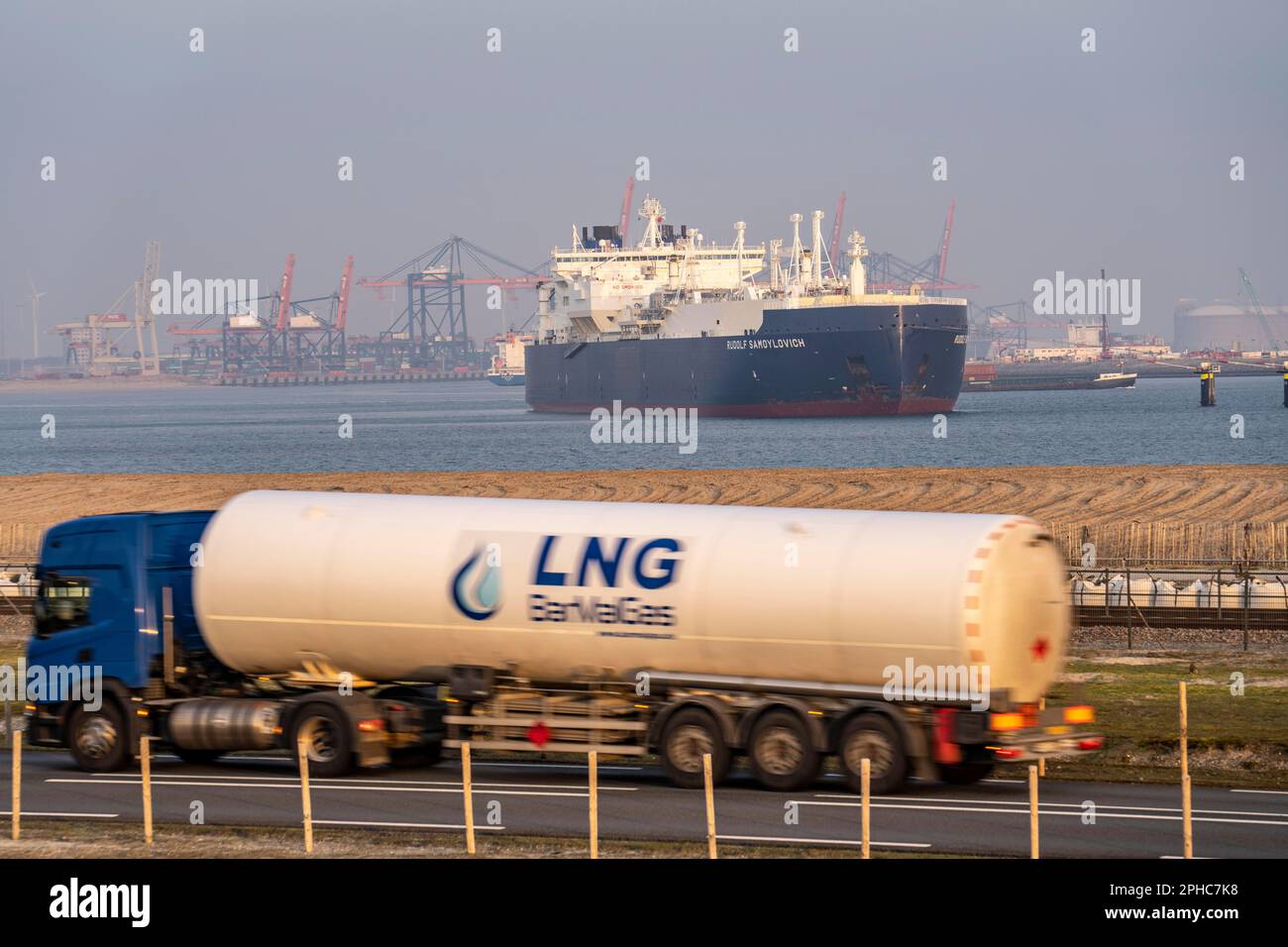 Containerlaster, der Container zum Euromax Container Terminal, dem Hafen von Rotterdam, Niederlande, Hochseehafen Maasvlakte 2, auf einem man-ma bringt Stockfoto