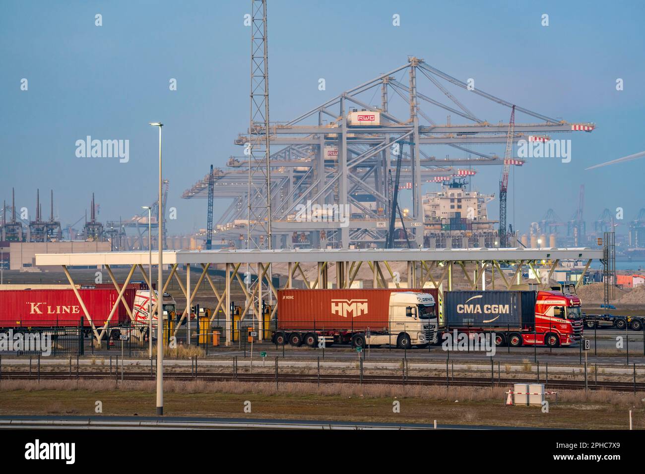 Hafen von Maasvlakte2, ein- und Ausgangskontrolle zum RWG Container Terminal, Containerwagen, die Container zum und vom Container t aufnehmen und bringen Stockfoto