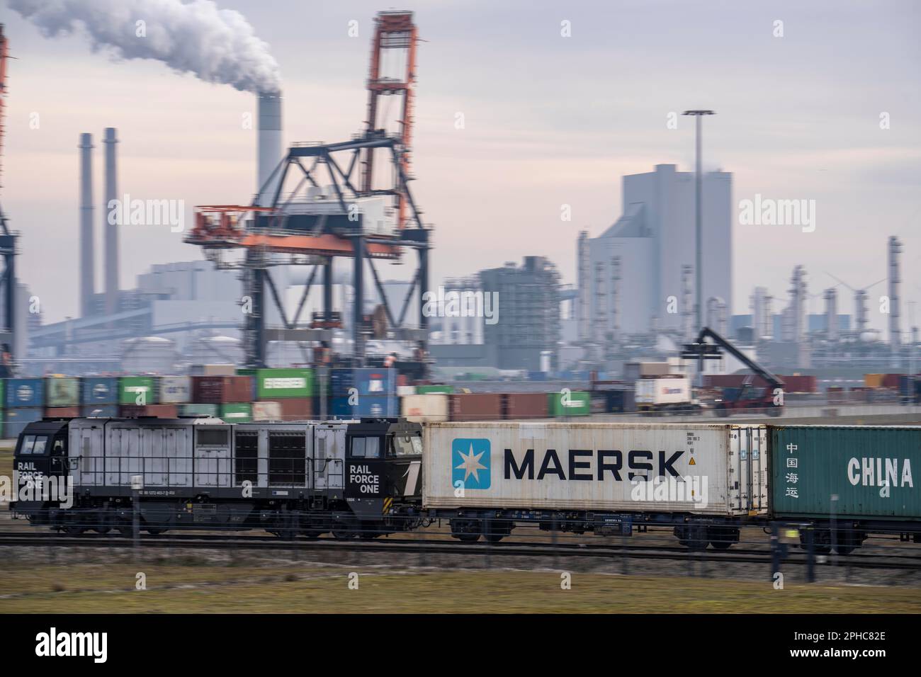 Güterzug, Containerzug, bringt Container zum Euromax Container Terminal, dem Seehafen Rotterdam, Niederlande, Hochseehafen Maasvlakte 2, Stockfoto