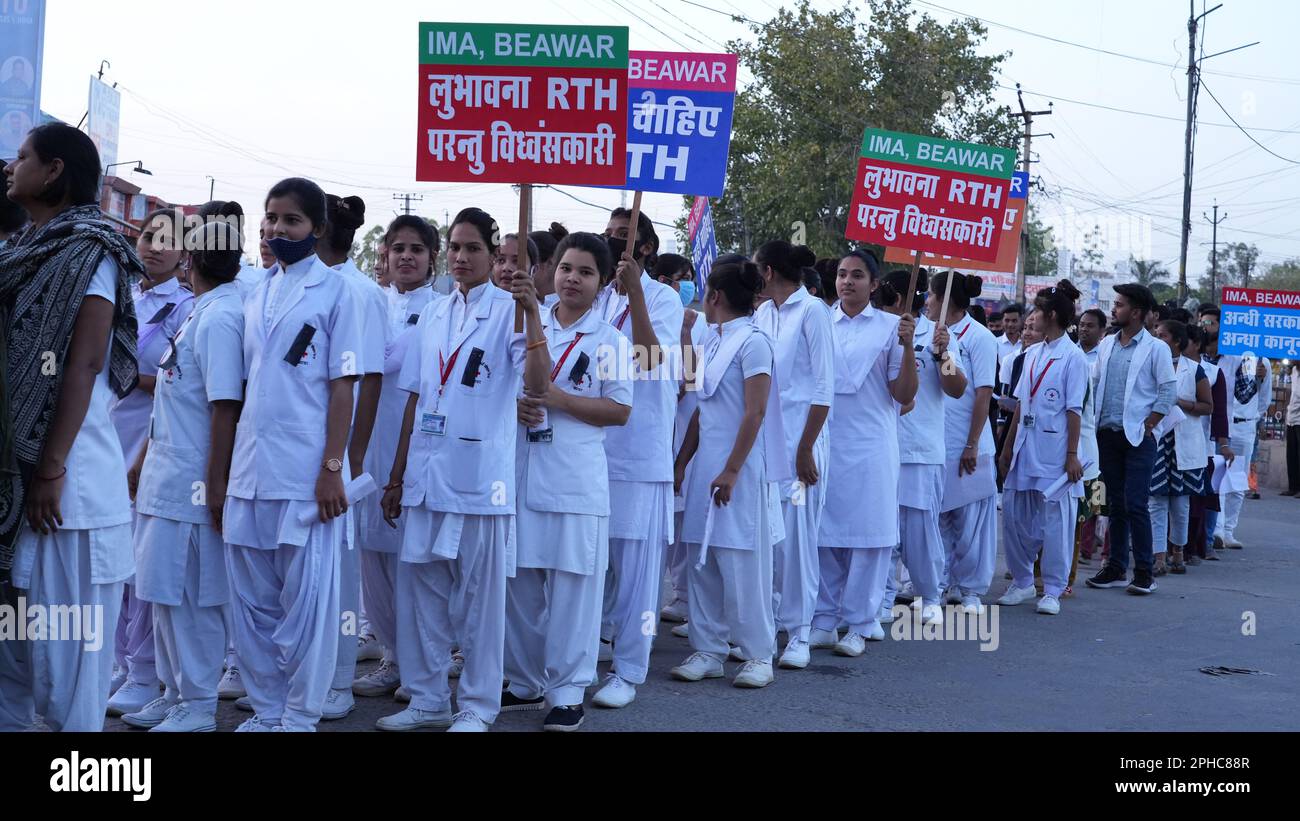 Beawar, Indien, 27. März 2023: Ärzte und Gesundheitspersonal veranstalten eine Protestkundgebung gegen das Rajasthan-Recht auf Gesundheitsgesetz in Beawar. Das Gesetz, das am 21. März in der Rajasthan-Versammlung per Stimmabgabe verabschiedet wurde, gibt jedem Bewohner des Staates das Recht auf Notfallbehandlung und Versorgung „ohne Vorauszahlung der erforderlichen Gebühren oder Gebühren“ durch eine öffentliche Gesundheitseinrichtung, Gesundheitseinrichtung und bestimmte Gesundheitszentren. Kredit: Sumit Saraswat/Alamy Live News Stockfoto