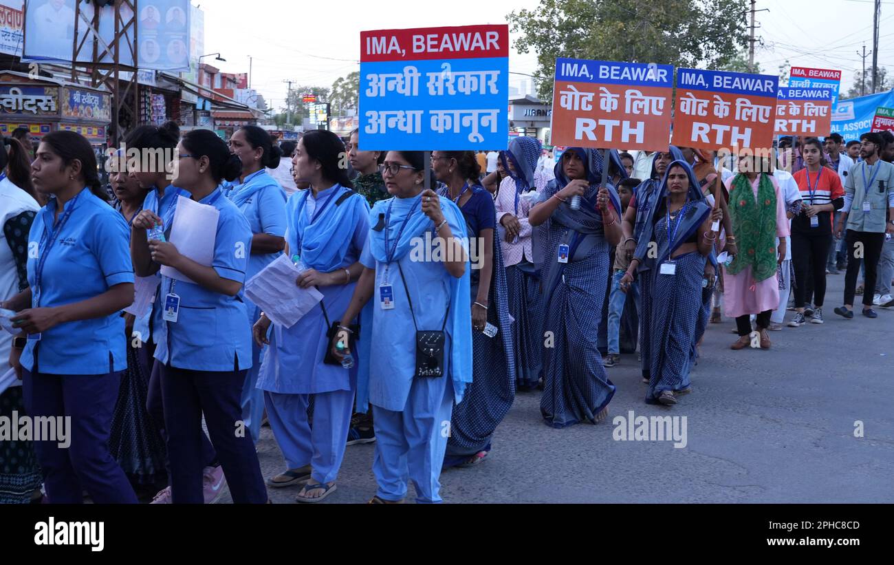 Beawar, Indien, 27. März 2023: Ärzte und Gesundheitspersonal veranstalten eine Protestkundgebung gegen das Rajasthan-Recht auf Gesundheitsgesetz in Beawar. Das Gesetz, das am 21. März in der Rajasthan-Versammlung per Stimmabgabe verabschiedet wurde, gibt jedem Bewohner des Staates das Recht auf Notfallbehandlung und Versorgung „ohne Vorauszahlung der erforderlichen Gebühren oder Gebühren“ durch eine öffentliche Gesundheitseinrichtung, Gesundheitseinrichtung und bestimmte Gesundheitszentren. Kredit: Sumit Saraswat/Alamy Live News Stockfoto