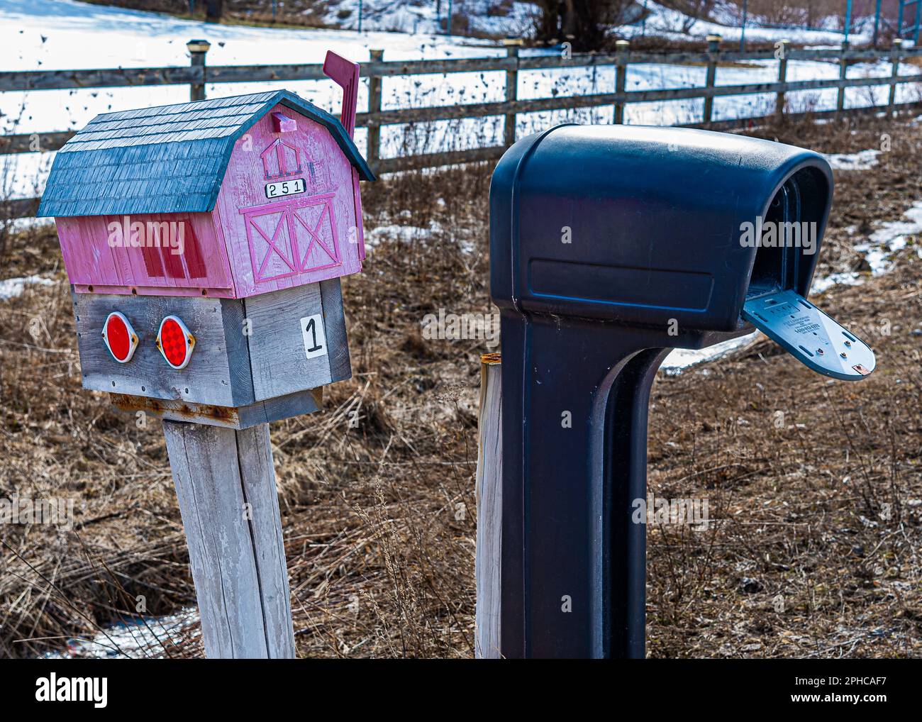 Briefkästen. Wenn Sie außerhalb der Stadt entlang der Straßen spazieren gehen, können Sie ländliche Postfächer treffen, an die täglich Briefe und Pakete geliefert werden. Stockfoto