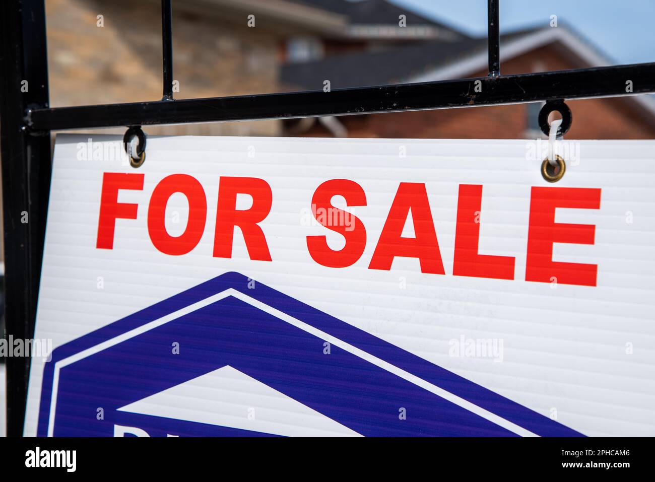 In Kanada finden Sie viele Häuser zum Verkauf, die Sie dazu ermutigen, Ihr eigenes Haus oder eine eigene Wohnung zu kaufen. Stockfoto